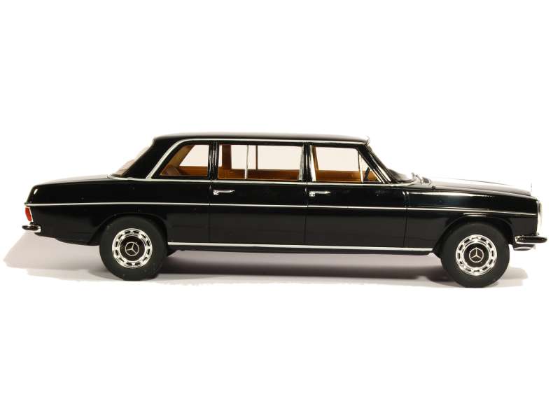 Cult 1/18 ベンツ W114 Lang V114 230 Cult Scale Models 1:18 Mercedes-Benz V114 long Year 1970