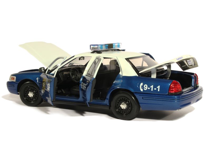 83127 Ford Crown Victoria Police 2001