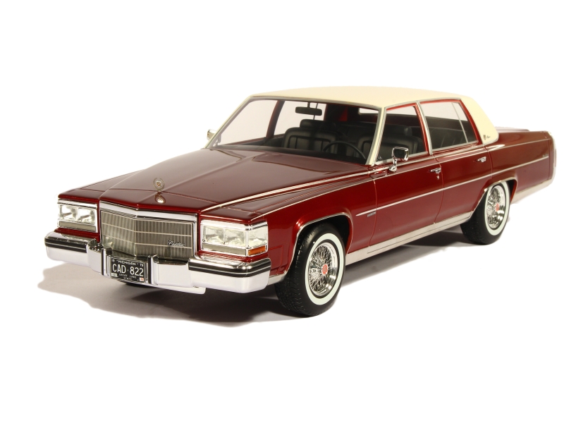 Miniature Cadillac Fleetwood Brougham 1982 Bleu Clair - 1/18 MCG MCG18252 (neuve)