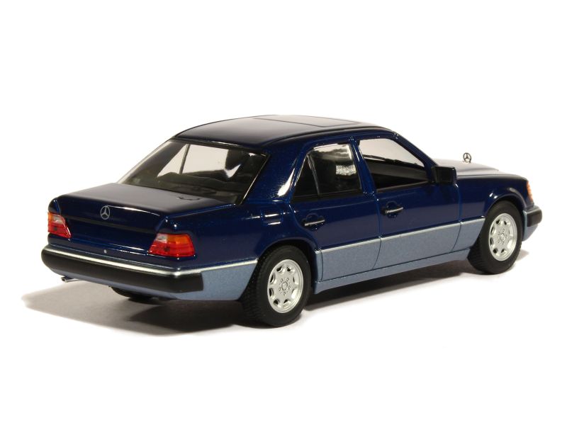 Mercedes 230E W124 1983 Revell Metal échelle 1/18 - Neuf