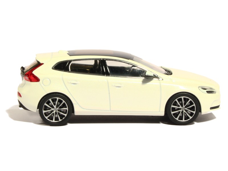 VOLVO V40 2016 Crystal White Metallic