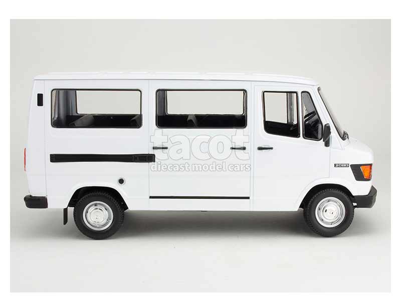 89872 Mercedes 208D Minibus