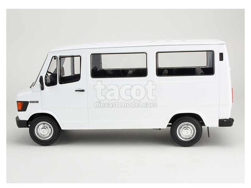 89872 Mercedes 208D Minibus