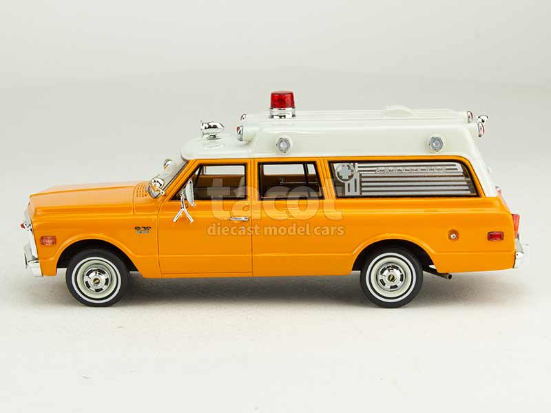 Chevrolet C8A Ambulance 3 to a pack model do sklejania NIKO MODEL -ZW3509U