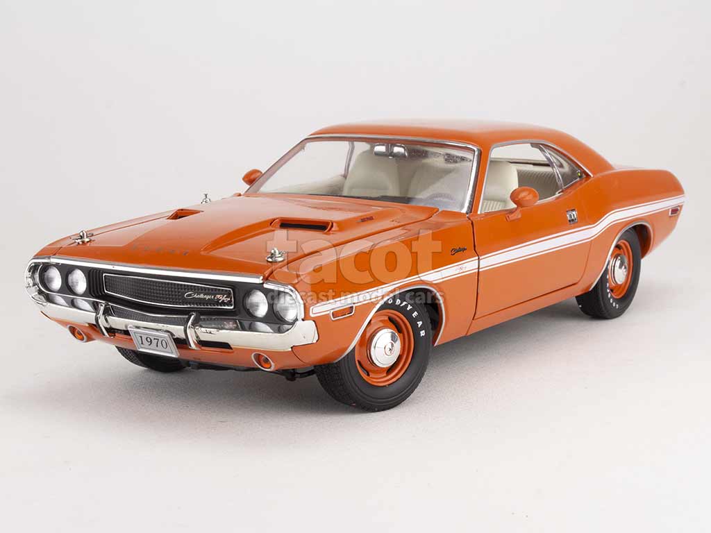 thumbnail image 2 of Greenlight 44620-D 1/64 NCIS 1970 Dodge Challenger R/T 2 of 13