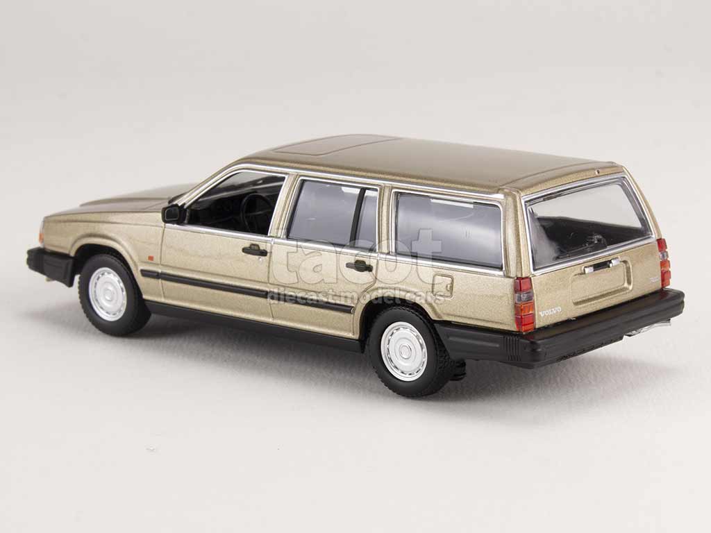 Voiture de 1986 couleur gold métallisé - VOLVO 740 GL Voiture de 1986 couleur gold métallisé - VOLVO 740 GL