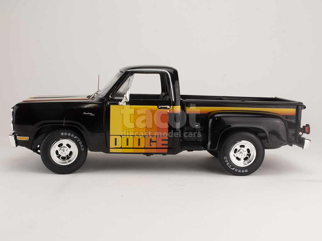 Dodge - D150 Utiline Pick-M-Up 1980 - Auto World - 1/18 Dodge - D150 Utiline Pick-M-Up 1980 - Auto World - 1/18